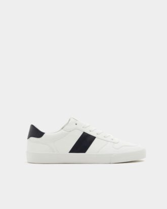 Sneakers with stripe